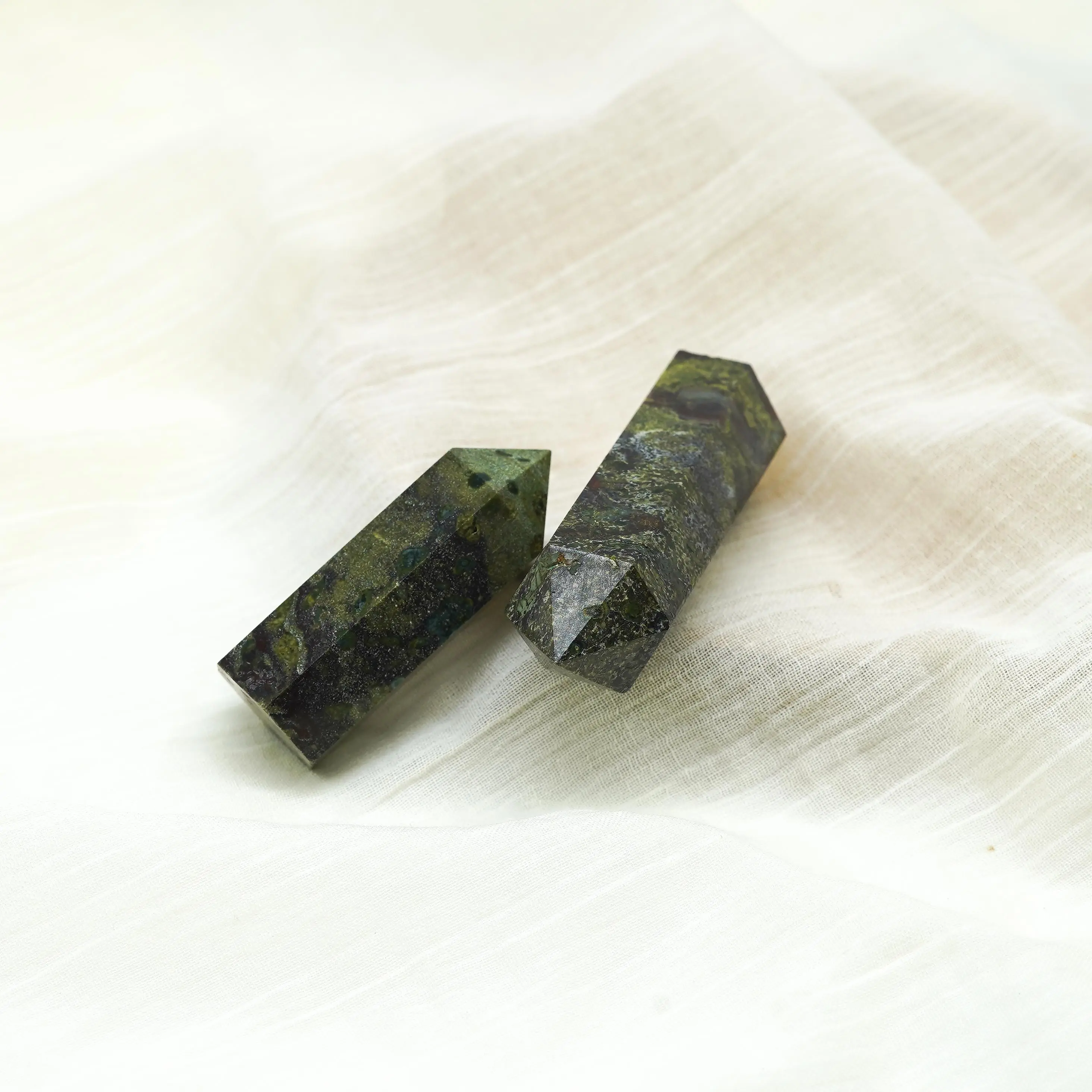 

Natural Energy Dragon Blood Stone Crystal Point Prism Crafts Stone Tower Mineral Wand Home Decoration Hexagonal Reiki Gift