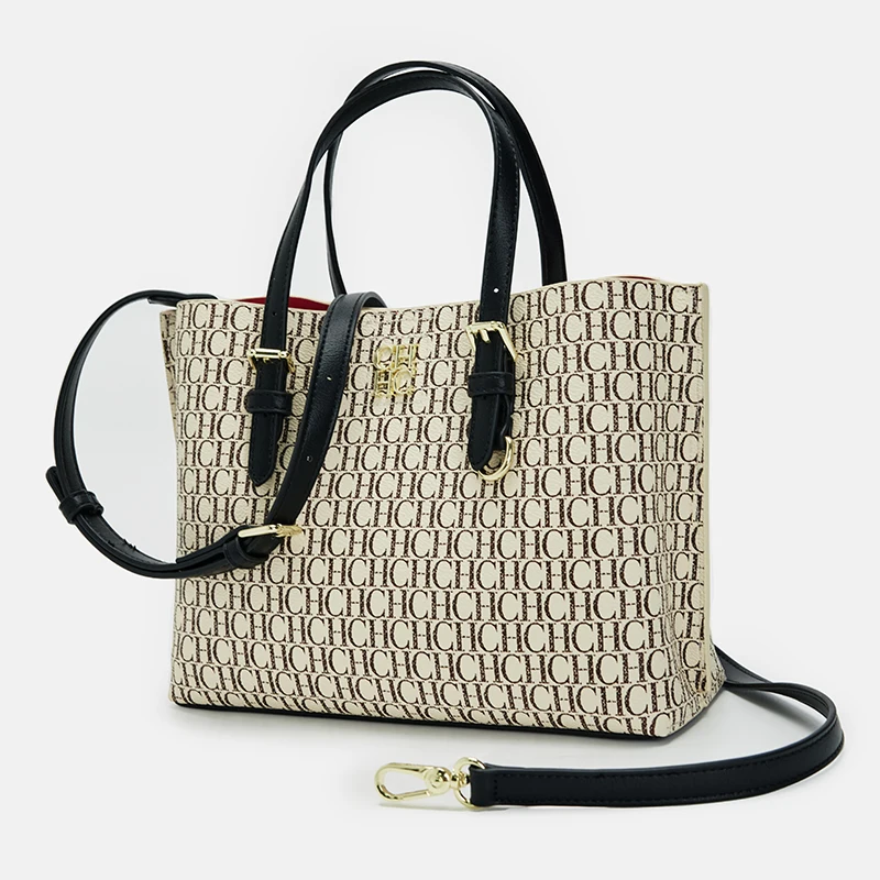 حقيبة يد نسائية من CH، تتميز بسعة كبيرة وتصميم حرو...