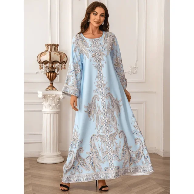 فستان نسائي إسلامي طويل بقصة ضيقة على طراز دبي عباية برقبة دائرية مع طباعة خرزات رداء نسائي على الموضة في الشرق الأوسط