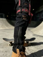 Jean vintage délavé et déchiré pour homme, avec sangle décorative amovible, fermeture éclair latérale, style streetwear Y2K, pantalon tactique hip-hop en denim. 3