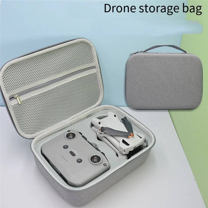 Sac de transport pour DJI Mini 3/3Pro porté en bandoulière, démontrant sa portabilité au quotidien.