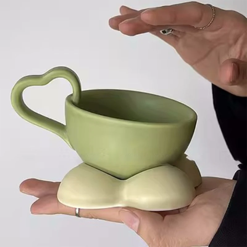 

Travel Cute Coffee Cups Saucers Espresso Mate Heart Reusable Porcelain Cups Saucers Fancy Aesthetic Ceramica Tea Cups Set