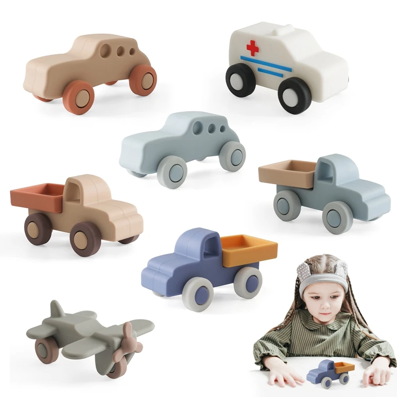 Das Spielzeug Auto aus Silikon und Holz ist perfekt für Babys und Kleinkinder im Alter von 0-12 Monaten. Hergestellt aus lebensmittelechtem Silikon und robustem Bucheholz, bietet es eine sichere und langlebige Kombination für die Zahnung und Motorikförderung. Mit seinen stabilen Holzrädern und der weichen Silikonoberfläche unterstützt es die Feinmotorik, Hand-Auge-Koordination und das Rollenspiel. Ein ideales, nachhaltiges und pädagogisch wertvolles Geschenk für jedes Baby!