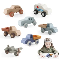 Das Spielzeug Auto aus Silikon und Holz ist perfekt für Babys und Kleinkinder im Alter von 0-12 Monaten. Hergestellt aus lebensmittelechtem Silikon und robustem Bucheholz, bietet es eine sichere und langlebige Kombination für die Zahnung und Motorikförderung. Mit seinen stabilen Holzrädern und der weichen Silikonoberfläche unterstützt es die Feinmotorik, Hand-Auge-Koordination und das Rollenspiel. Ein ideales, nachhaltiges und pädagogisch wertvolles Geschenk für jedes Baby!