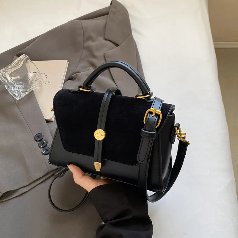 Elegante Kunsthandtasche mit verstellbarem Riemen, goldfarbene Hardware und Klappenverschluss – trendige Hobo-Umhängetasche für den Pendelverkehr für Damen