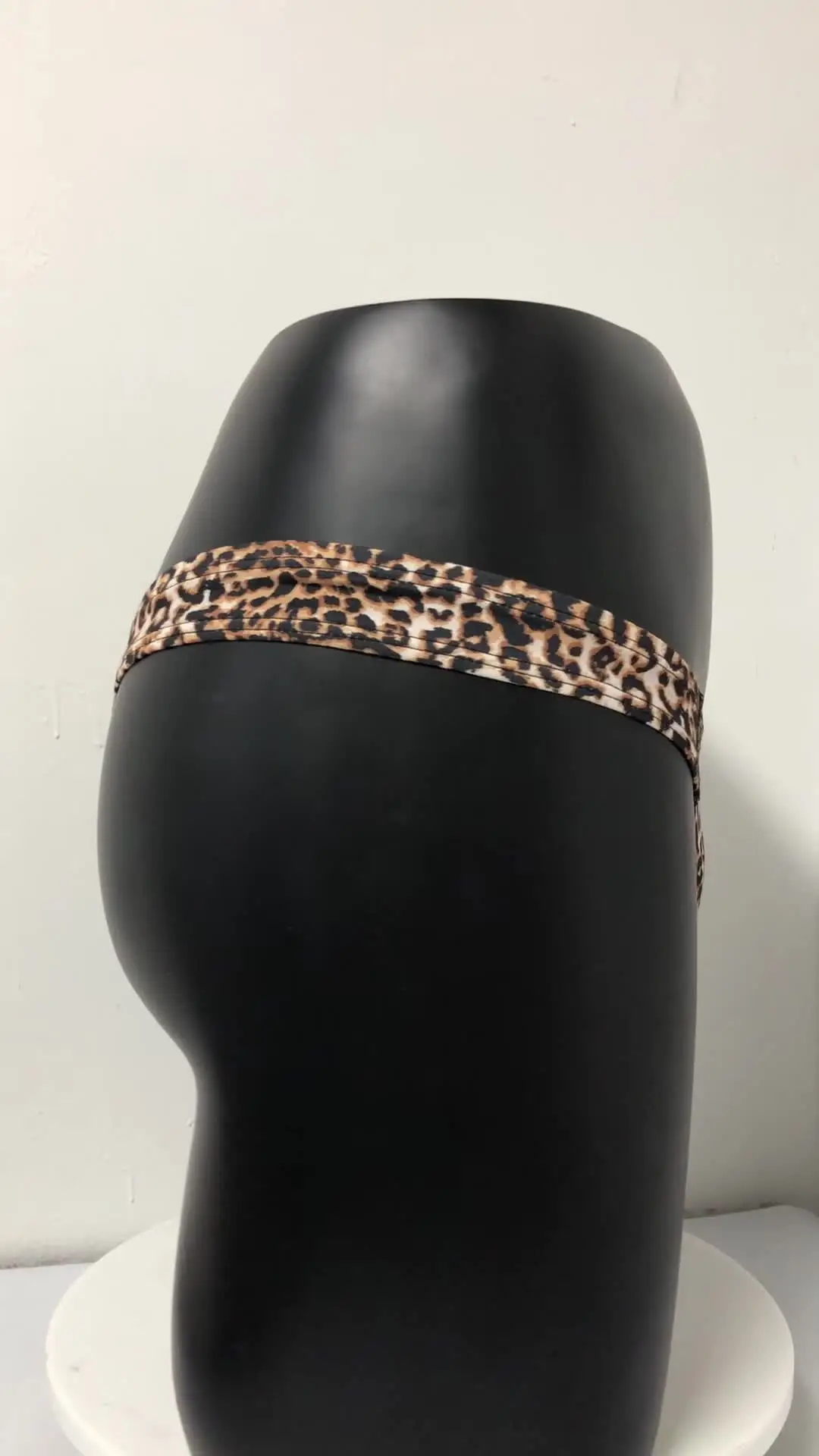 Мен юбкамның астына труси кимеймін.