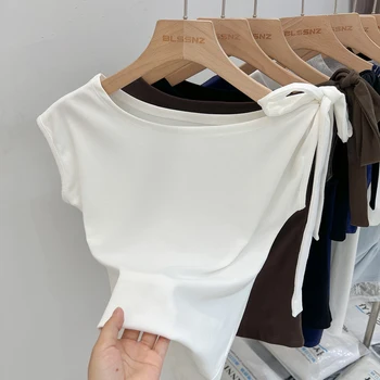 2025 الصيف المرأة التي شيرت العصرية شارع العليا بلون ربطة القوس فيونكة غير المتماثلة الكتف تي شيرت مثير موضة سليم صالح تيز المحاصيل