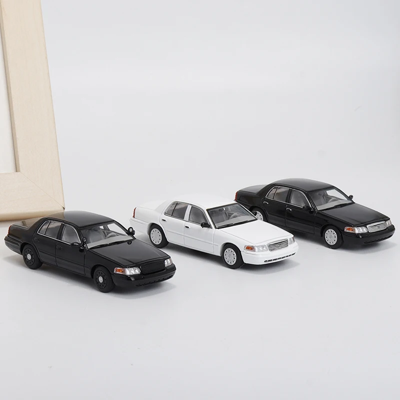 GOC I 1:64 Crown Victoria Street Package White Diecast Diorama Car Model Toys 