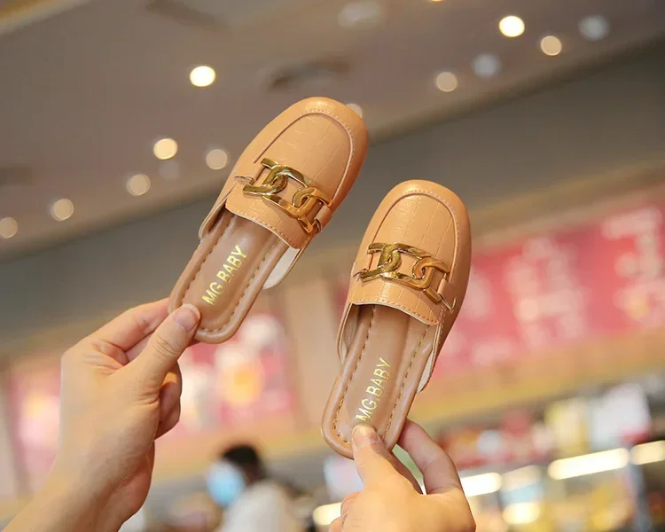 الأطفال الصنادل للفتيات 2024 صيف جديد الفتيات مغطاة أصابع شبشب جلدي مسطح عادية كسول المعادن الكورية الاطفال موضة الشقق
