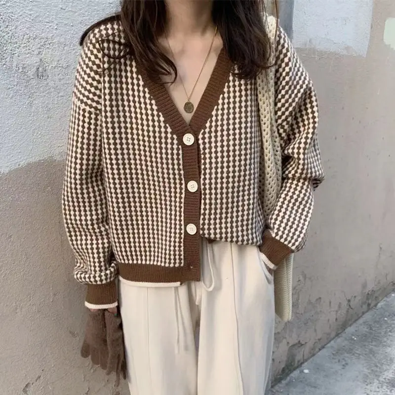 

2023 V-neck Long Sleeve Plaid Short Sweater Spring Autumn Outer Wear Vertical Stripes Contrast Color Knitted Cardigan Coat Women