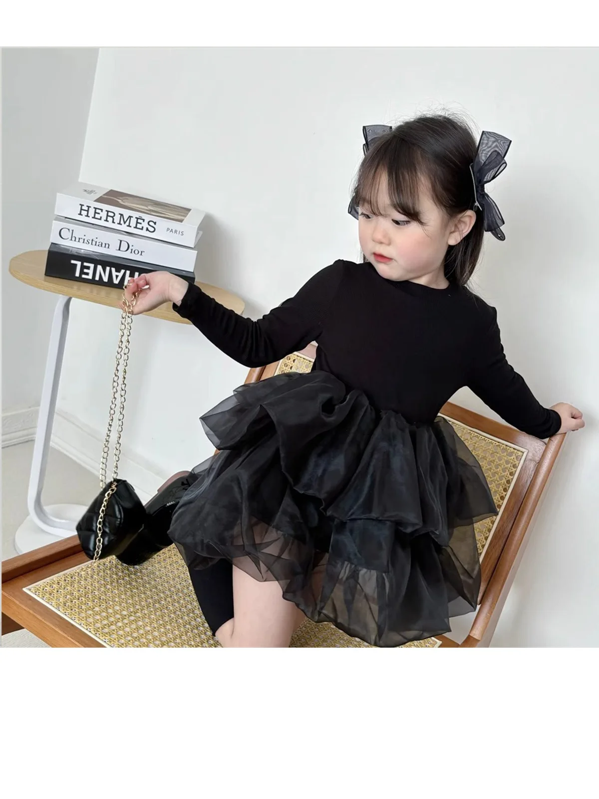 Entzückendes Strickkleid aus Baumwollmischung mit langen Ärmeln und Rundhalsausschnitt für Kinder und Mädchen. Ein flauschiger, mehrlagiger Chiffon-Tüllrock für Kinder – Detail 7