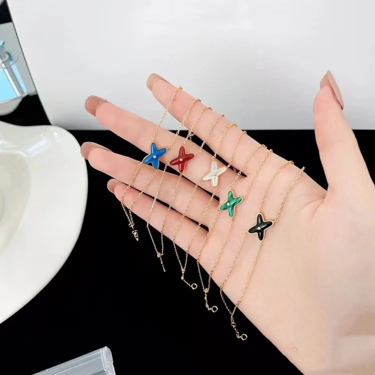 

Женский браслет из розового золота, инкрустированный натуральным камнем