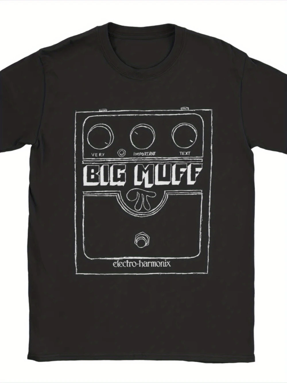 Abbigliamento casual estivo, con t-shirt nere oversize, ispirate ai pedali effetto chitarra Big Muff Electro Harmonix.