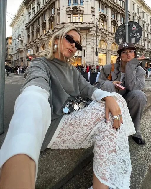 Saia Flare Branca Perspectiva Sexy: O Estilo Perfeito para o Verão 4 Saia Flare Branca Perspective