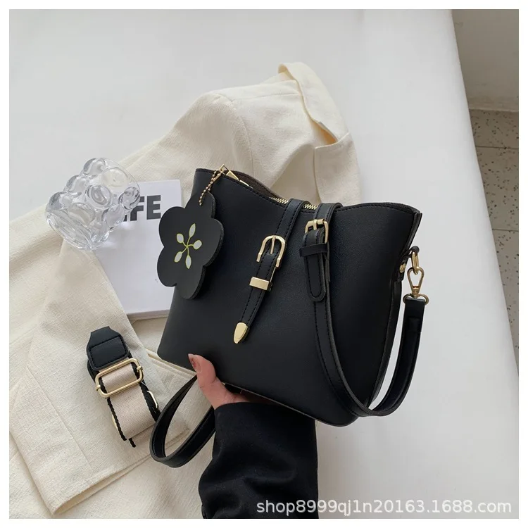 

Popular Bag 2023 New Fashion niche high-end feeling foreign style bucket Women's simple and versatile one shoulder crossbody bag