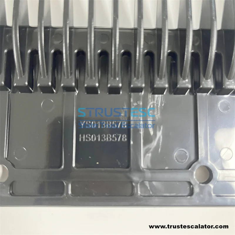 YS013B578 HS013B578 Escalator Comb Use for Mitsubishi L123mm W93mm Hole Space 80mm 14T 1 Pack=10 Pieces