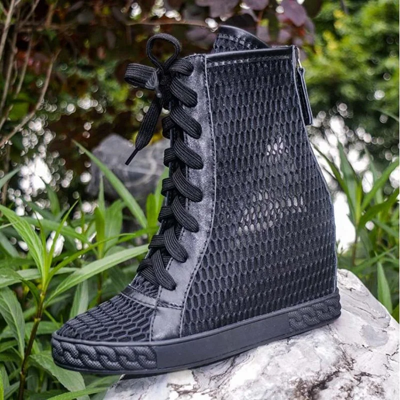 

Кроссовки с круглым носком, на шнуровке, с резиновой подошвой