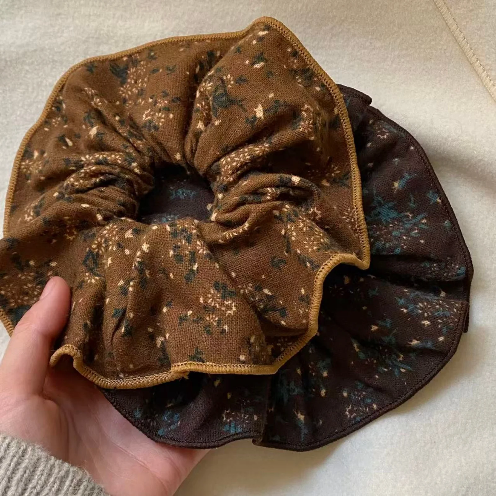 1PC Brown Star Pattern Scrunchies,Fabric Hair Ties, Vintage Floral Print Hair Accessories, Soft Elastic Hair Bands, Stylish