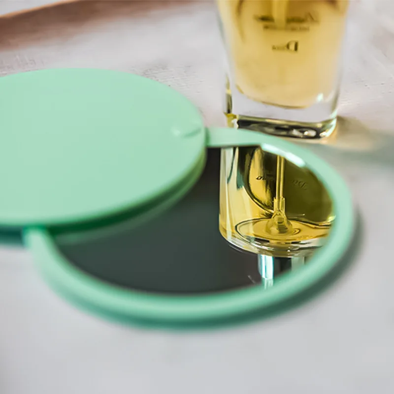 둥근 단면 포켓 접이식 거울 HD 소형 거울 휴대용 미니 화장 거울 손에 들고 다닐 수 있는 회전식 슬라이드 거울.