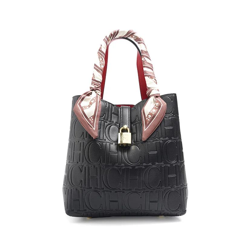 حقيبة كروس نسائية من تصميم CH، تتميز بسعة تخزين كب...