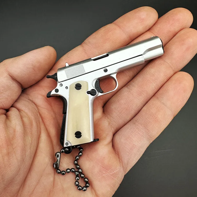 1:3 콜트 1911 소 뼈 손잡이 권총 미니어처 모델, 합금 키체인 선물, 배낭 펜던트 장식, 소년 선물 장난감