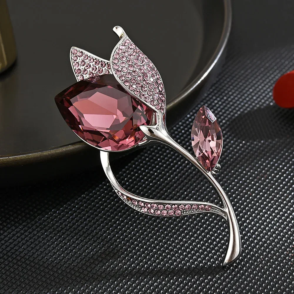 Simple Pearl Crystal Rose Brooch Korean Version New Fashionable Knitting Elegant Rose Suit Brooch Wholesale By Manufacturers