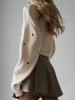 Pull en tricot pour femme, couleur crème, avec broderie de cœur rouge, col rond, manches longues, décontracté, confortable et tendance 2