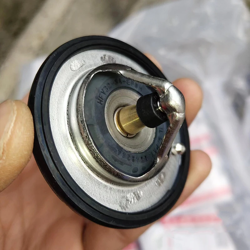 Original OEM 17670-63J00 Car Engine Coolant Thermostat 82℃ for