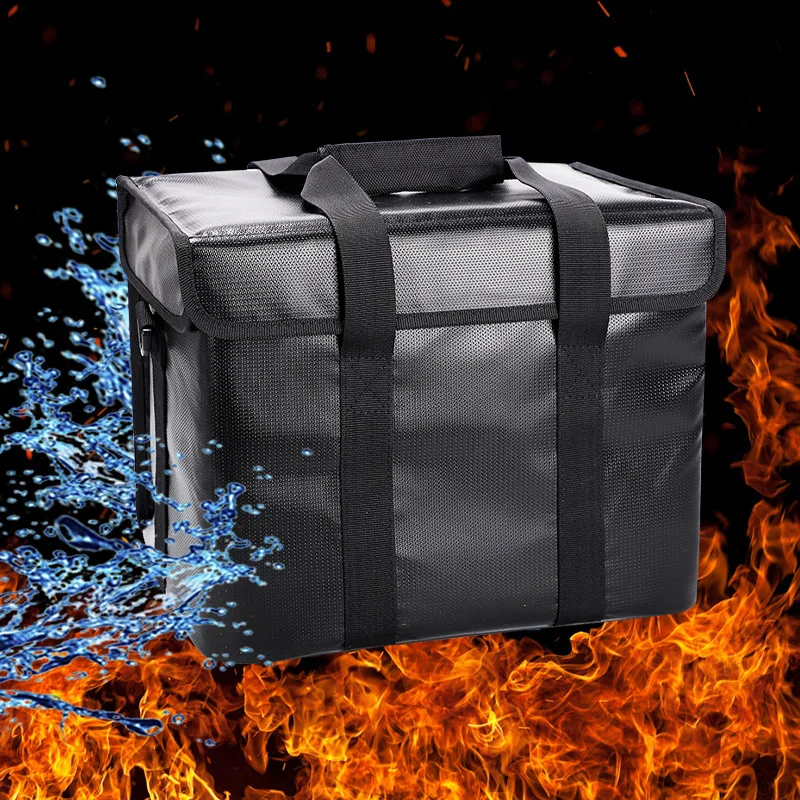 Sac de transport ignifuge pour batterie de drone posé à plat, vue de dessus avec bandes réfléchissantes.