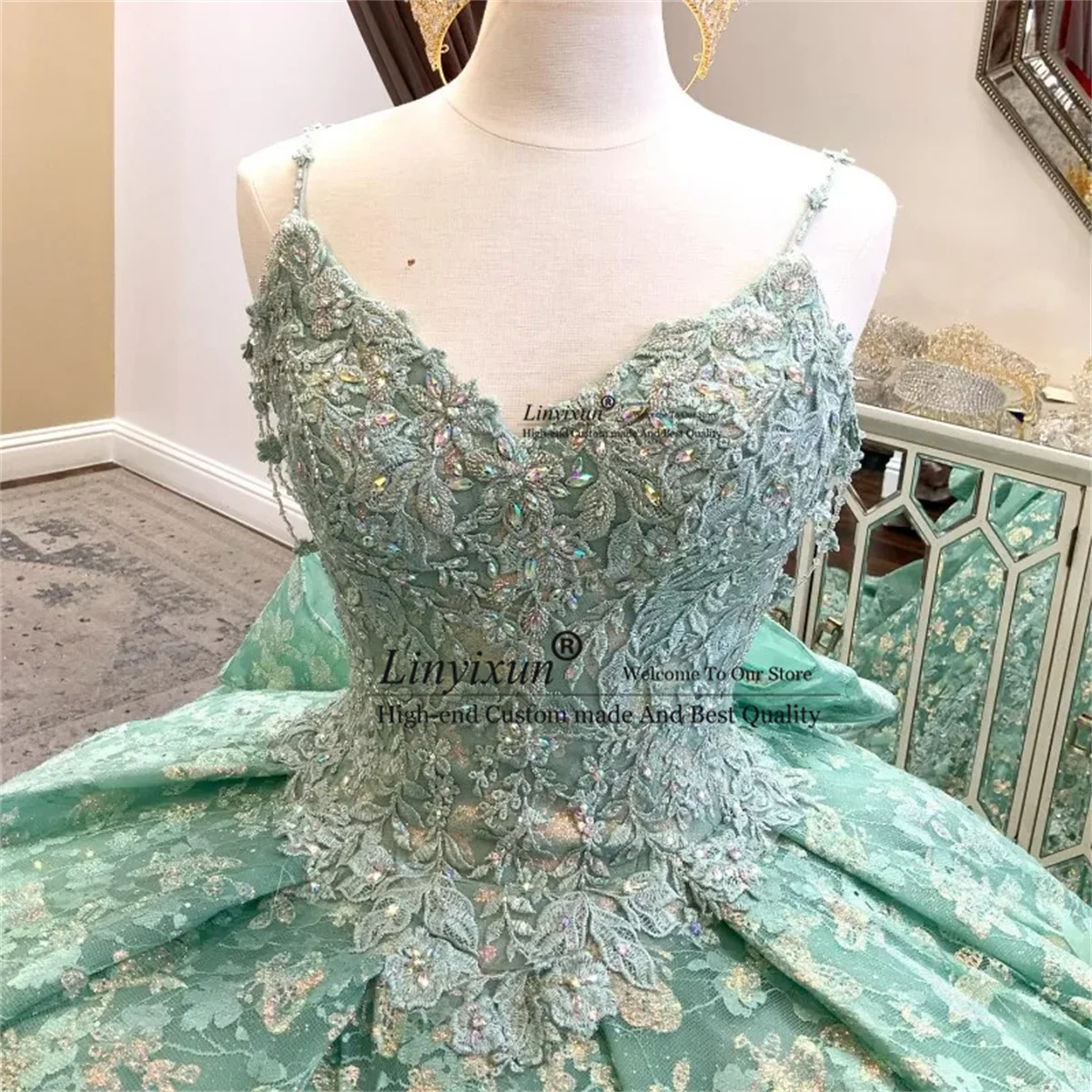 

Sweet Green Sparkly Quinceanera Dresses Sexy Spaghetti Strap Crystal Appliques Ball Gown Beading Sweet Vestidos De 15 16 Girls