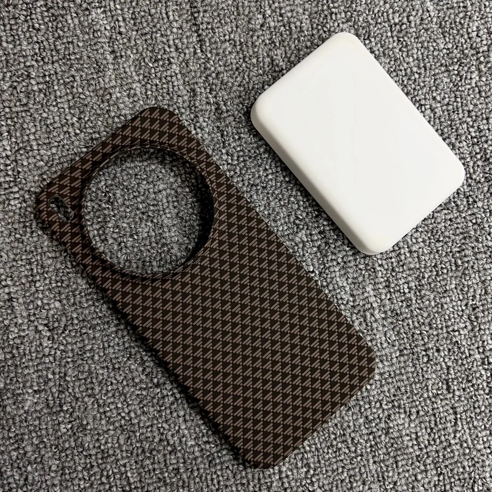 Luxury Carbon Fiber Kevlar Pattern Magnetic Phone Case - Anti-Drop Protective Cover