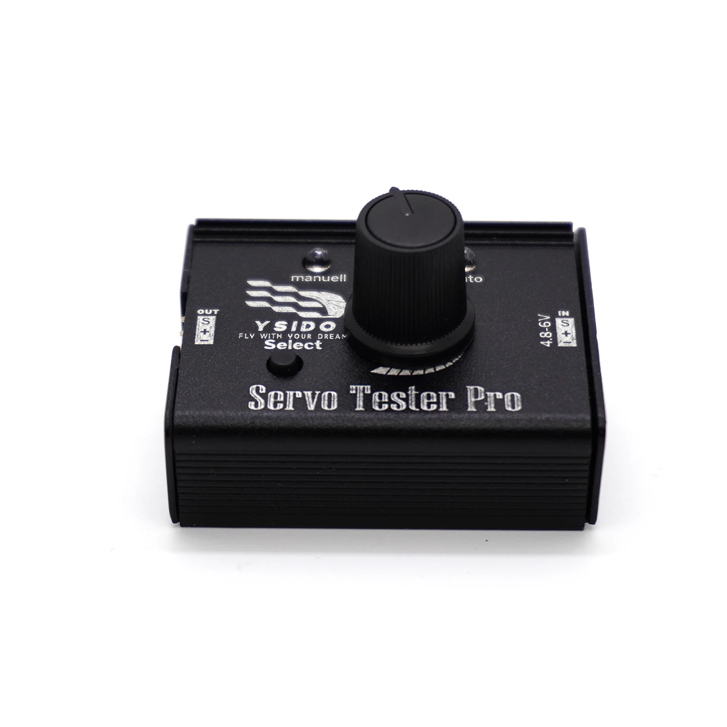 Testeur de servo RC universel en action avec un servo moteur connecté pour test.
