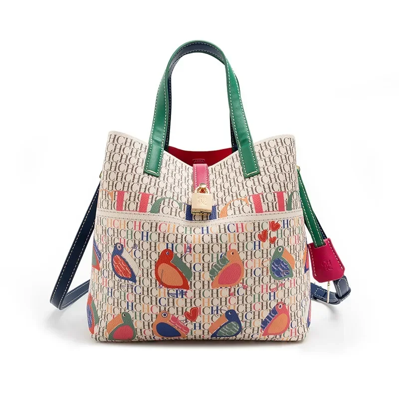 حقيبة كتف نسائية مميزة بطبعة أزهار، تتميز بسعة تخز...