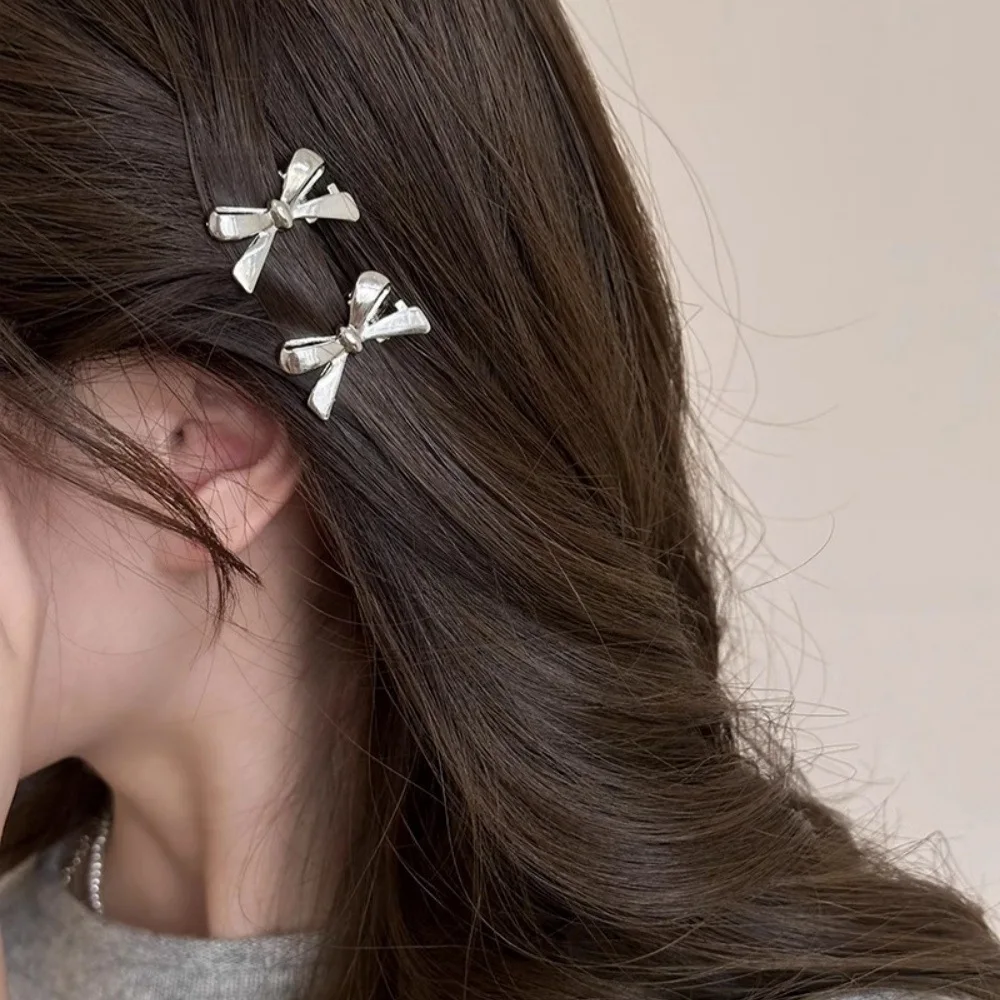 4 Stück/Set neue Mini-Haarnadeln mit goldener Schleife für Damen, süße und coole Mädchen-Pony-Haarnadeln und Haar-Accessoires – Detail 4