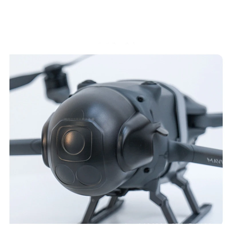 Détail de la housse de protection d'objectif pour DJI Mavic 4 Pro, soulignant sa texture anti-rayures et son design anti-collision.