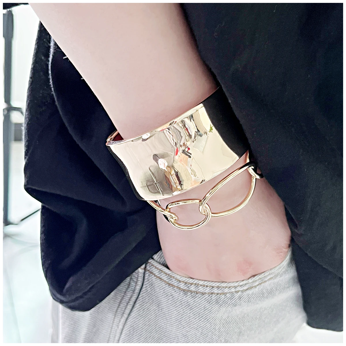 KAYMEN Round Metal Brushed Golden Fashion Bangle for Women Girls Simple Style Statement Bangle Jewelry Gifts Wholesale In Stock 2