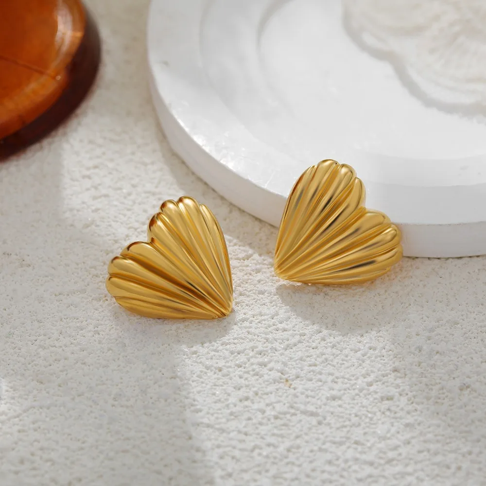 Classics Sleek Striped Thick Heart Small Ear Stud for Women Hypoallergenic 18K Gold Plated Geometric Symmetry Earrings Bijoux