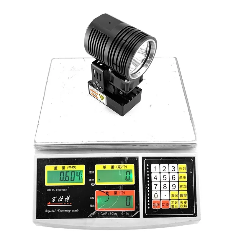 Projecteur drone 15000LM en vol de nuit, éclairage LED CREE XHP-50 illuminant une vaste zone