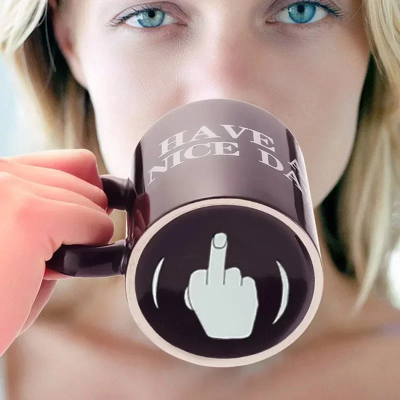 Vertikale Tasse mit Mittelfinger, urkomische Keramiktasse mit Anime-TV-Design, lustiges Geschenk für Erwachsene – Detail 1