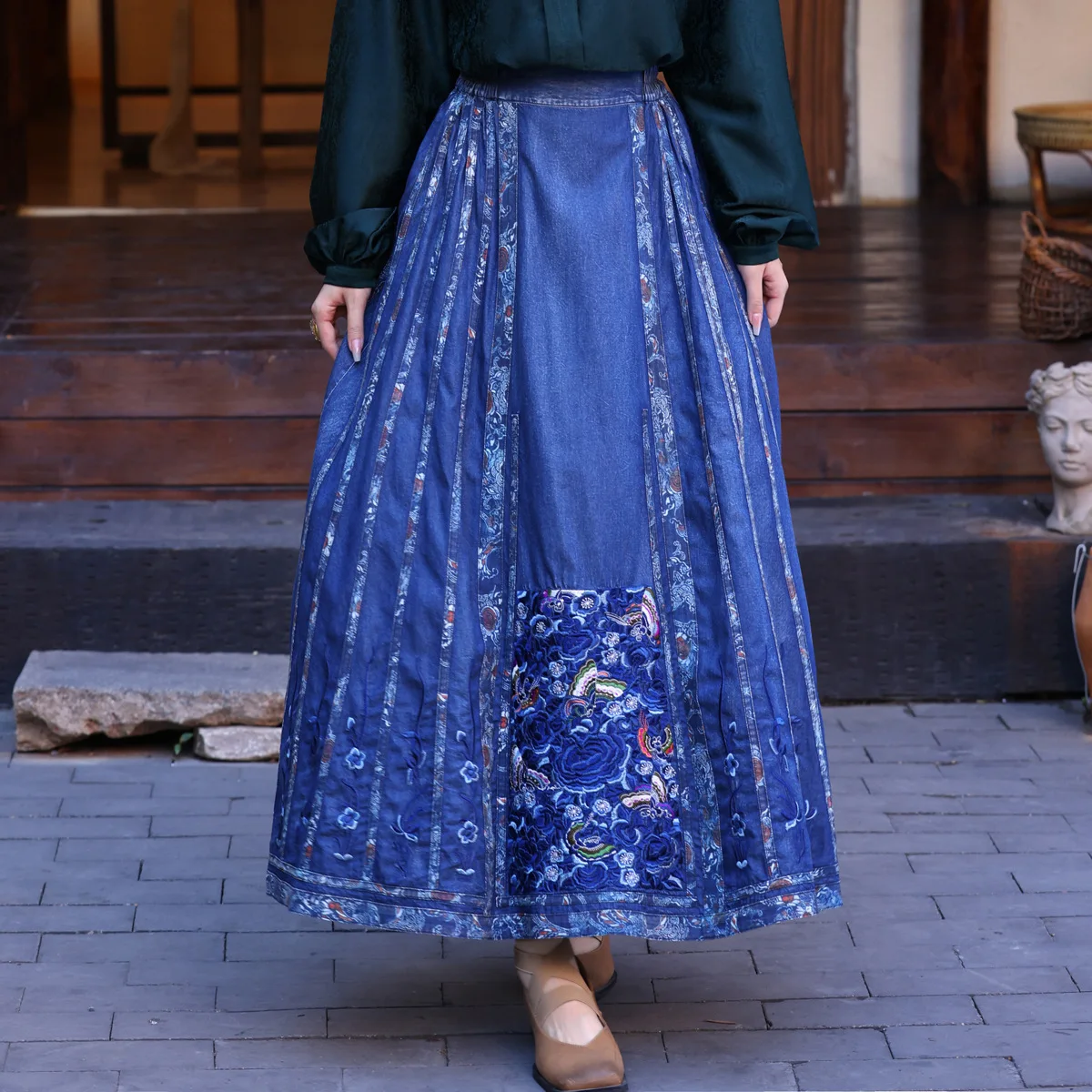 

Spring New New National Style Retro Embroidered Denim Skirt