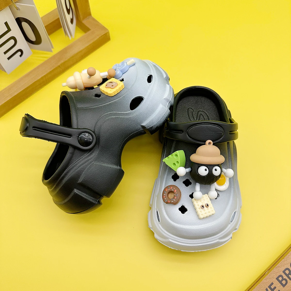 New Cartoon Little Briquettes Family Clogs for Boys and Girls X606