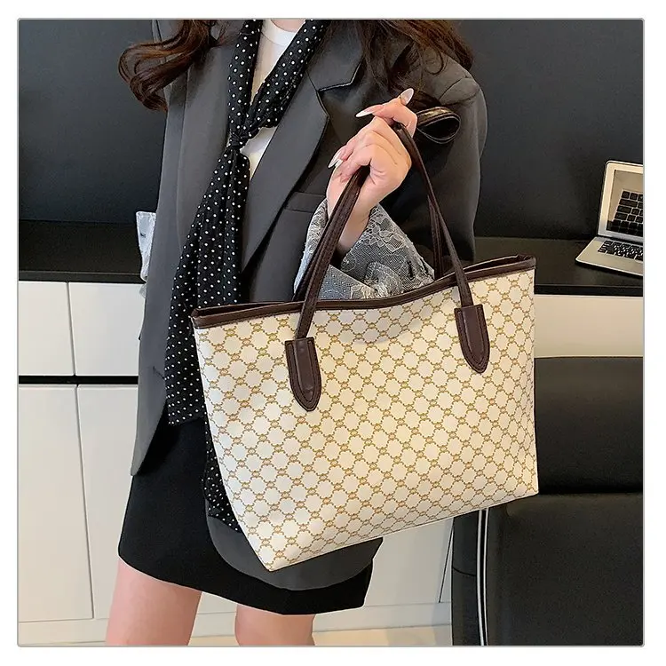 Spacious Women's Tote Bag - Trendy Single Shoulder Design