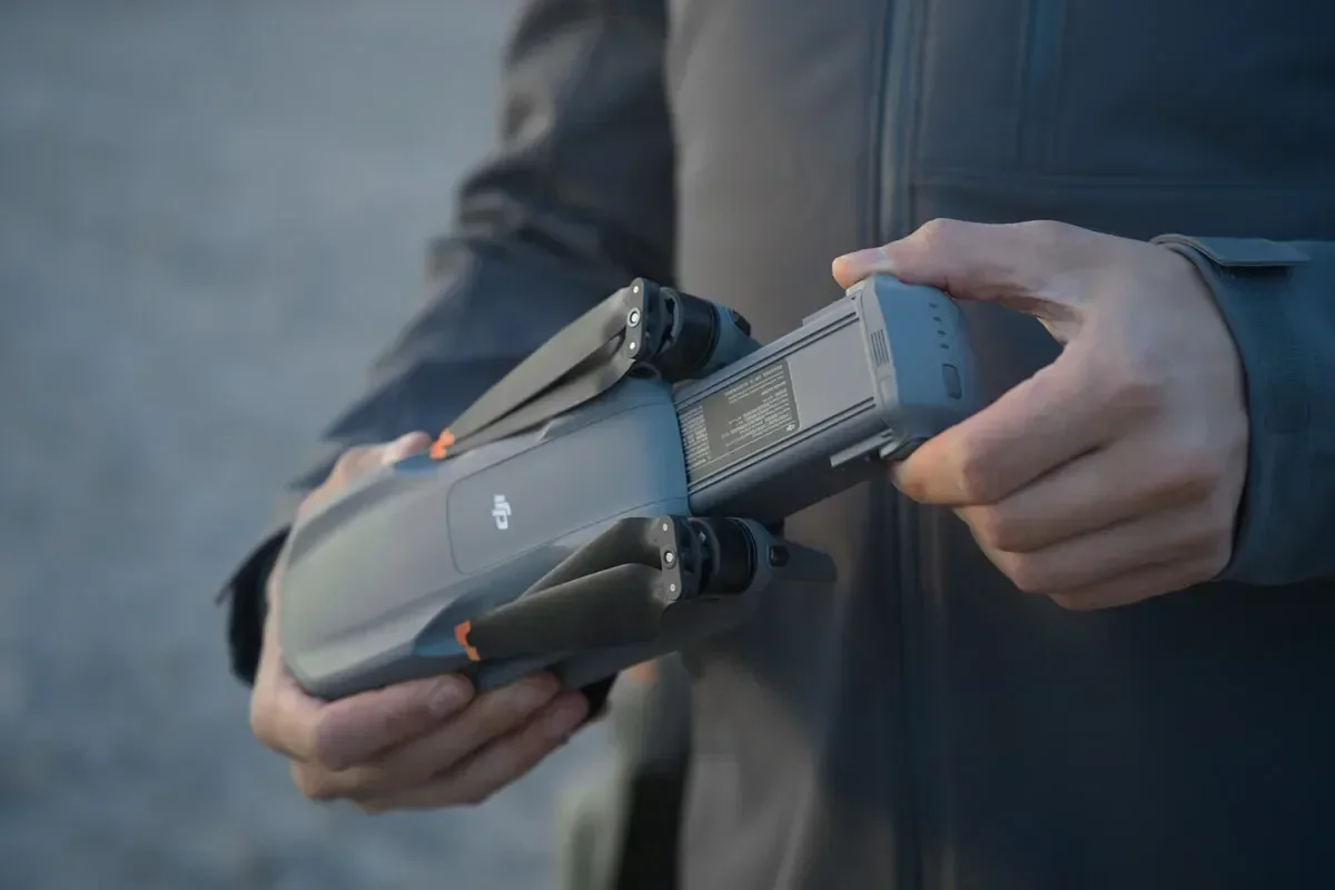 Batterie DJI Air 3S insérée dans le drone, montrant le verrouillage sécurisé