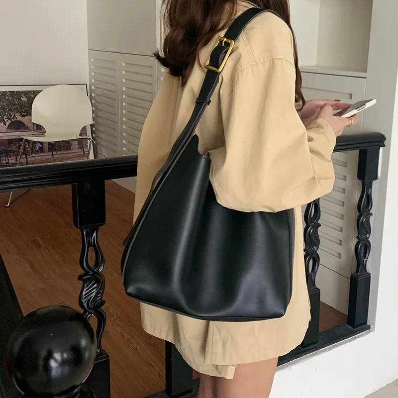 New women's large capacity bucket bag, fashionable and avant-garde, casual retro, crossbody bag, multifunctional shoulder bag