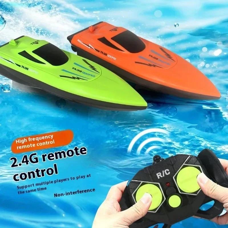 Enfant souriant tenant la télécommande, regardant le bateau télécommandé étanche et rapide glisser sur l'eau.
