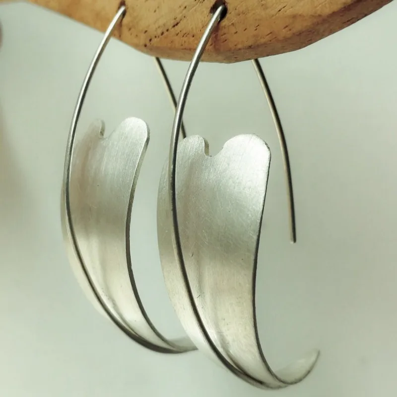 Einfache Mode Silber Farbe Metall Glänzend Carving Herz Baumeln Ohrringe für Frauen Kreative Persönlichkeit Party Ohrringe Schmuck