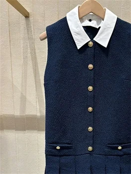 Abito da donna con colletto a camicia a contrasto autunno/inverno 2025 con orlo monopetto e bordo volant 1