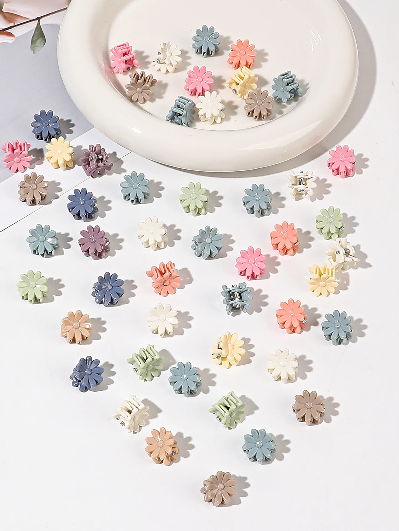 50 Uds. Pinzas para el cabello de flores, Mini accesorios bonitos para peinar el cabello multicolor para niñas y mujeres, regalos de cumpleaños, 10 colores al menos
