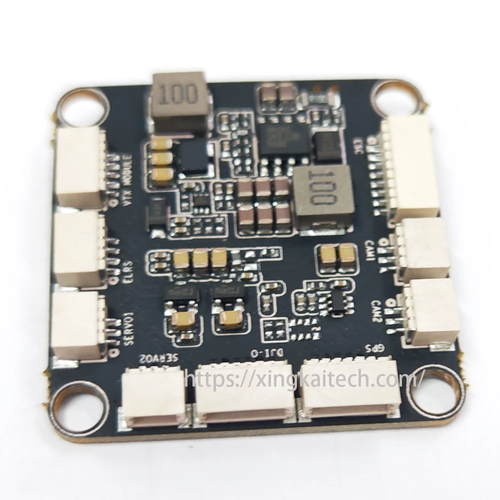 Contrôleur de vol F405 V3 avec ESC 4-en-1 50A AM32 monté sur un drone FPV freestyle, câbles de signal visibles.