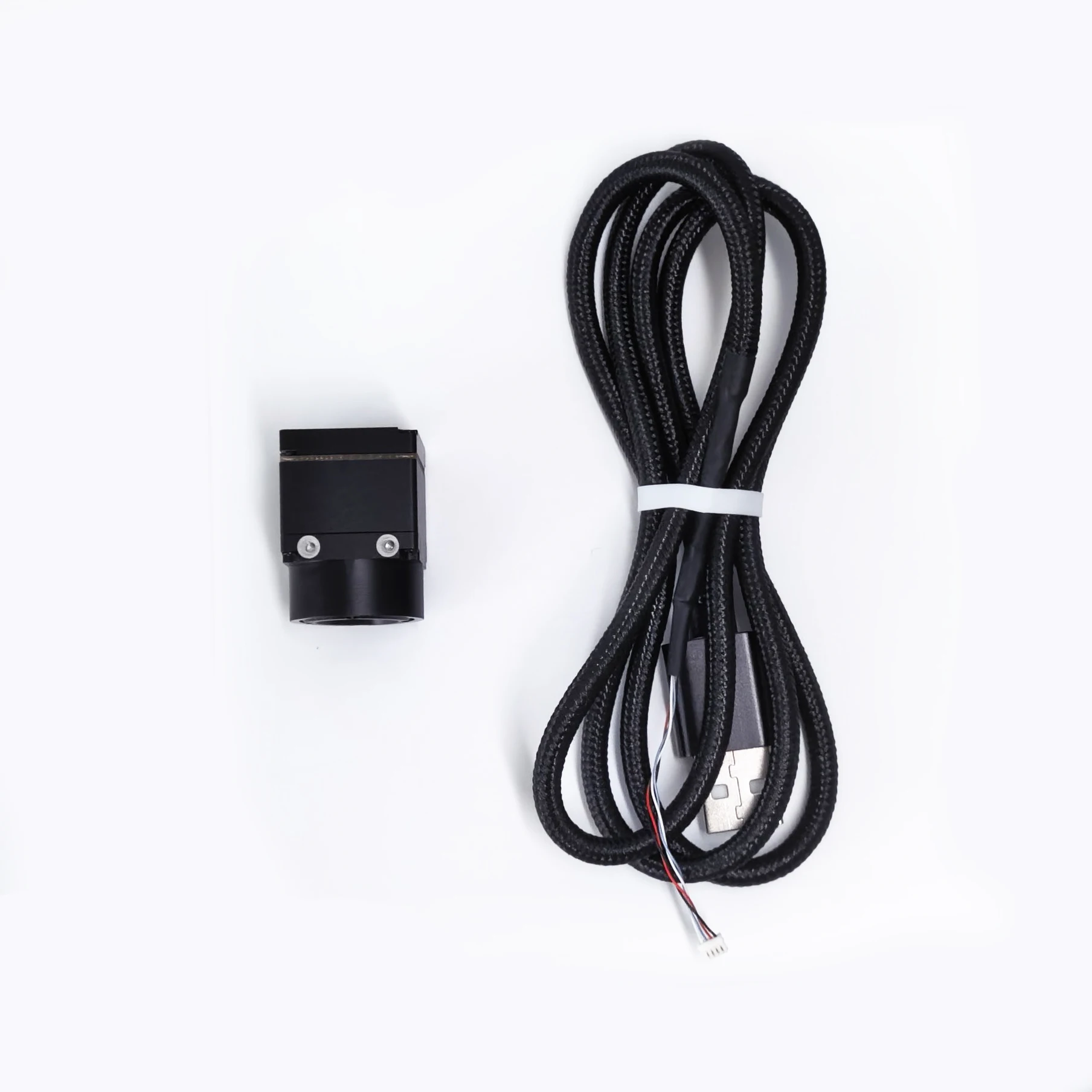 Détail du capteur thermique 640x512 du module, avec câble de connexion.